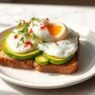 Nahaufnahme von Kendalls Avocado-Toast mit pochiertem Ei als Teil ihres Supermodels Frühstück